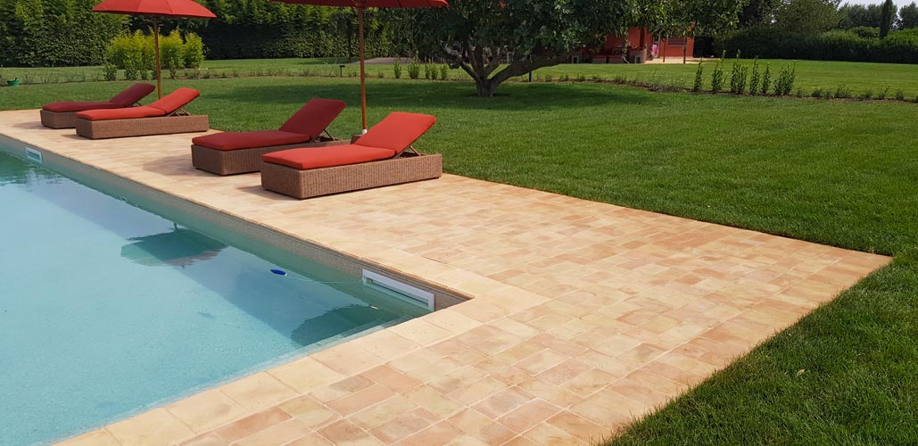 Terracotta edge and external side of pool with different light shadings